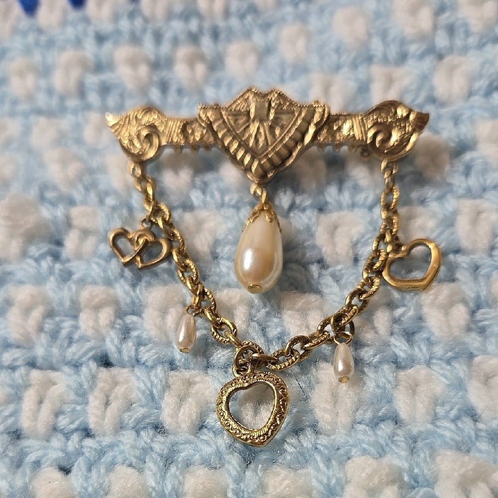 Vintage Victorian Style Gold Tone W Hearts And Pearls Filigree Chain Brooch